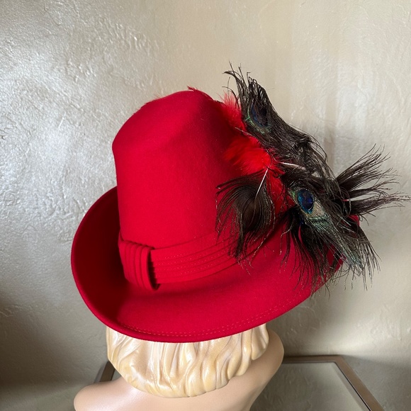 REGAL RED FELT VINTAGE HAT WITH CONICAL CROWN + FEATHER SPRAYS + BROOCH - Picture 5 of 15